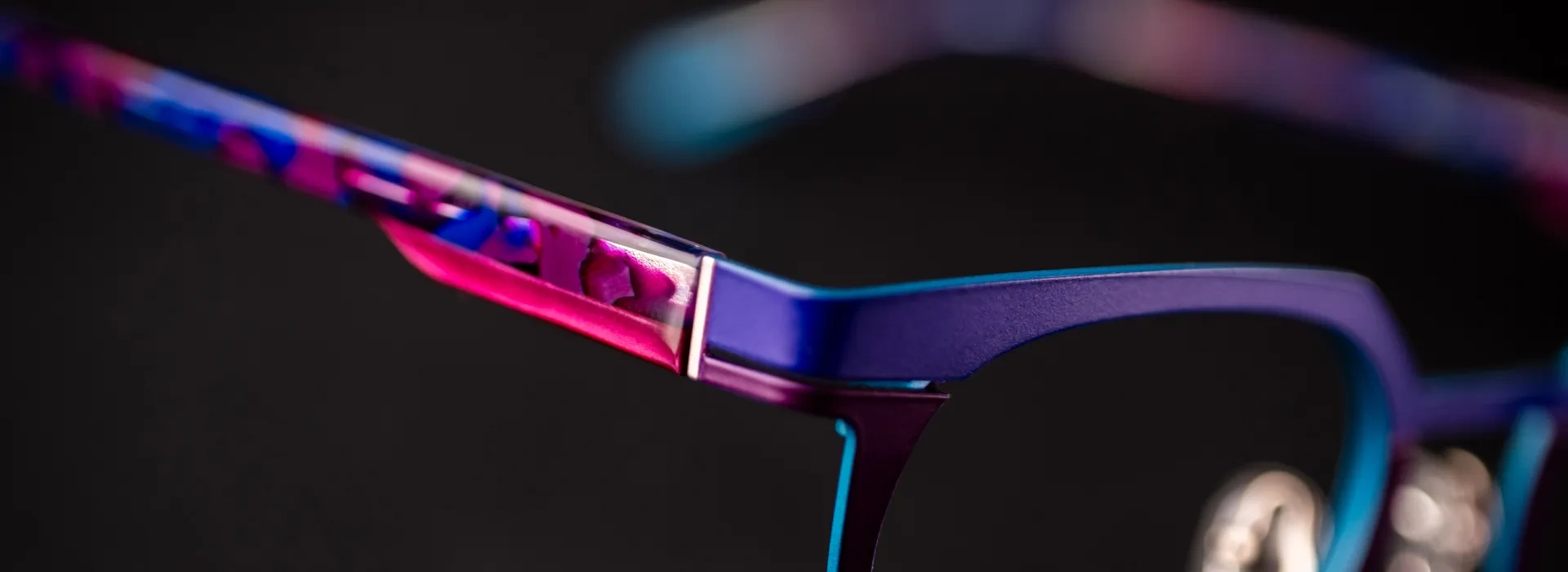 Detaljbild av en glasögonbåge i lila