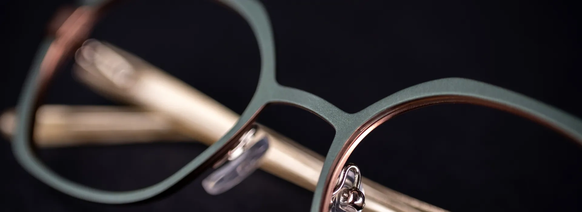 En grön glasögonbåge i metall