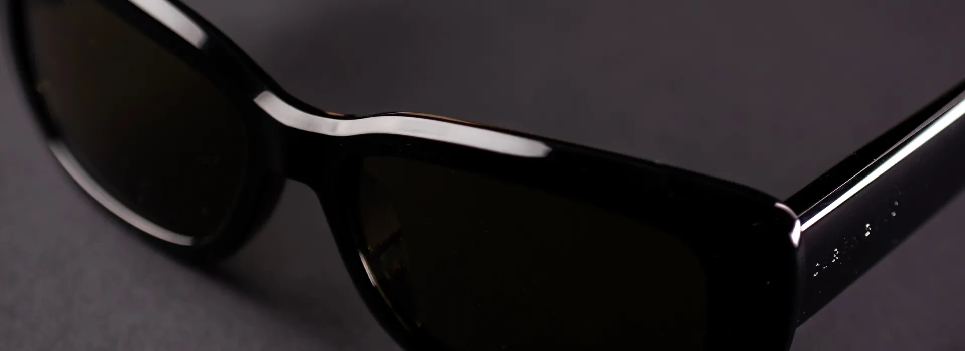 Närbild av svarat solglasögon