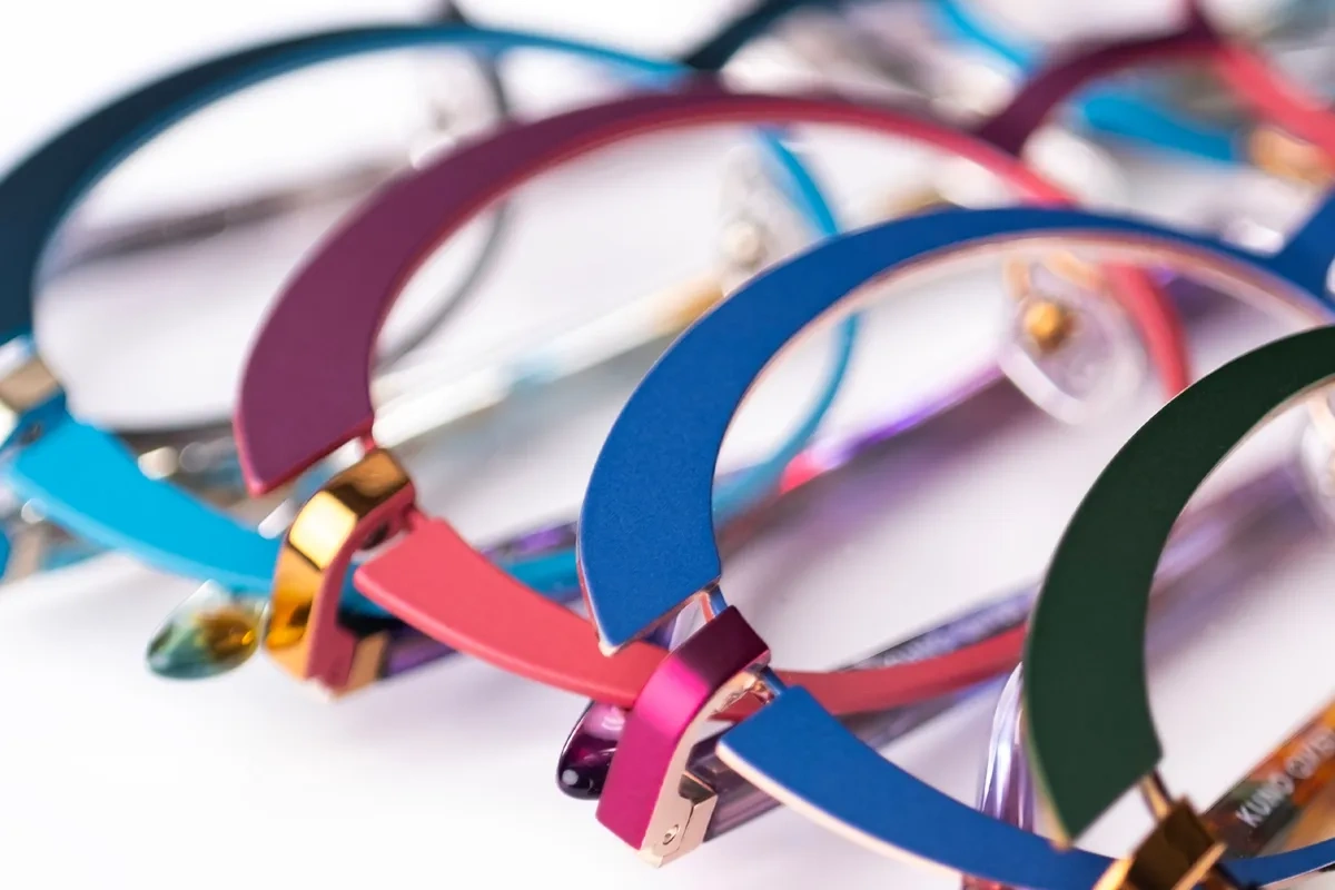 Metallbågar i olika färgsättningar