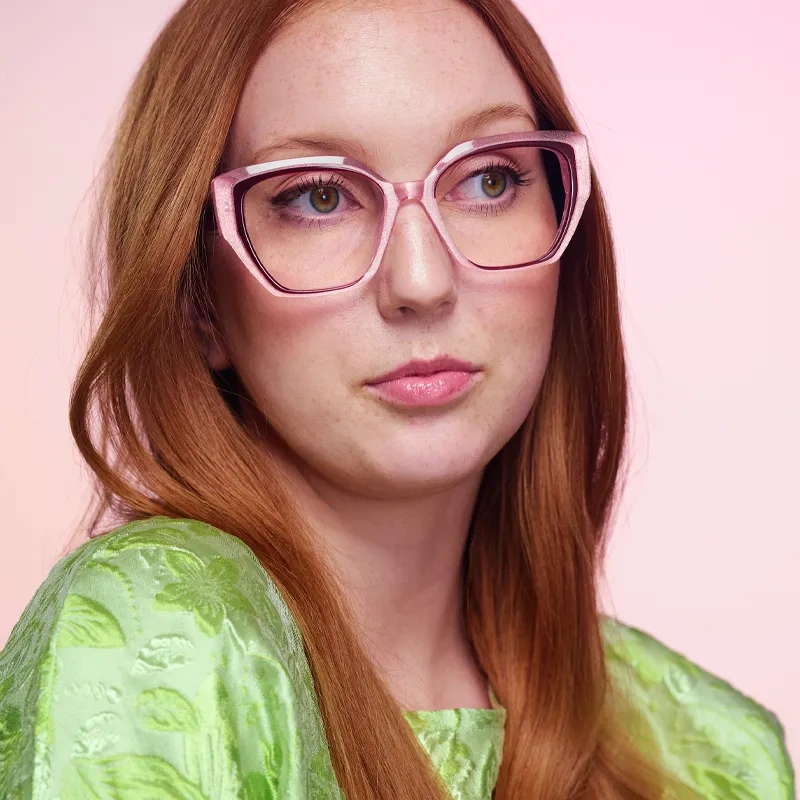 Den rosa modellen Willow på kvinna med rött hår