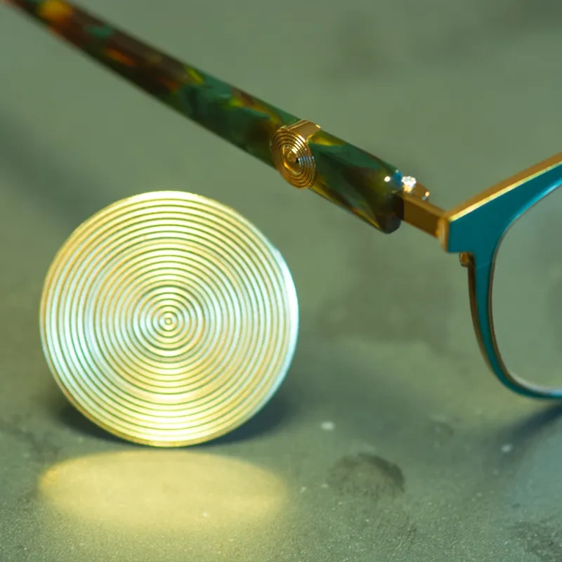 Detalj av glasögonbåge på licens av Kalevala