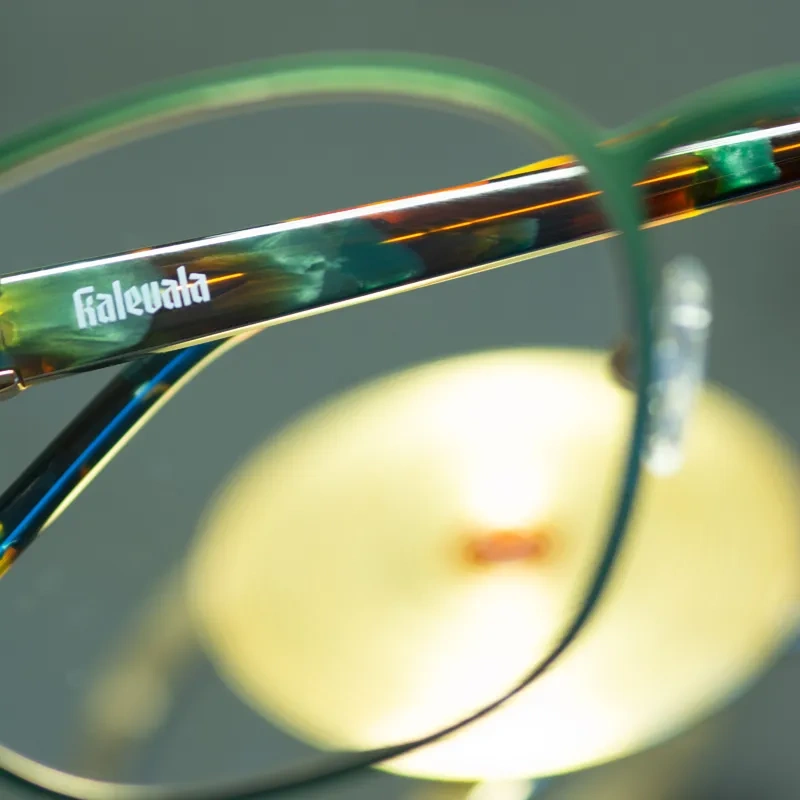 Detalj av glasögonbåge på licens av Kalevala